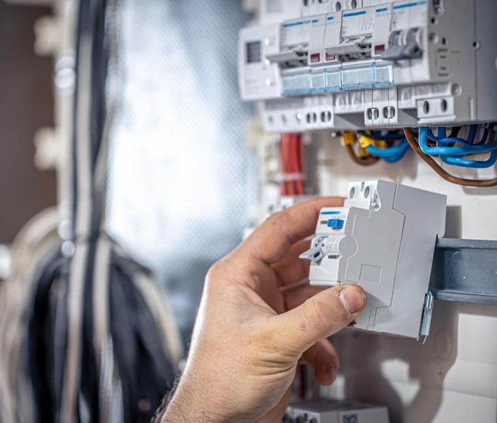 Daire Elektrik Tesisatı Yenileme: Ne Zaman Gerekli?